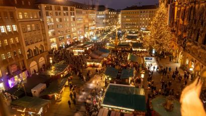 Bild: Peter Kneffel/dpa
Mit einer Drohne flog der 45-Jährige über den Münchner Christkindlmarkt. (Archivbild)