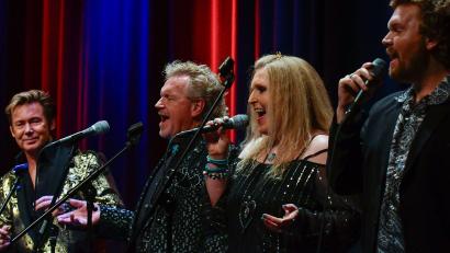 Archivbild: Petra Hartl
Dennis Jale (links) singt rockig angehauchte Weihnachtslieder und die Morris Family (rechts) begleitet ihn dabei. Besonders im Vordergrund stehen dabei Songs von Elvis Presley, den Donna Rhodes (2. v. r.) bei Plattenaufnahmen mit ihrer Stimme unterstützt hat.