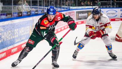 Bild: Tom Weller/dpa
D.J. Busdeker (l) läuft auch in der kommenden Saison für Augsburg auf. (Archivbild)