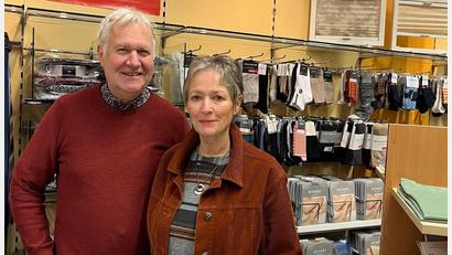 Bild: Elmar Högl
Vor 35 Jahren haben Elmar und Regina Högl das Textilhaus am Stadtplatz übernommen. Im Januar 2026 werden sie ihr Geschäft dann endgültig schließen.