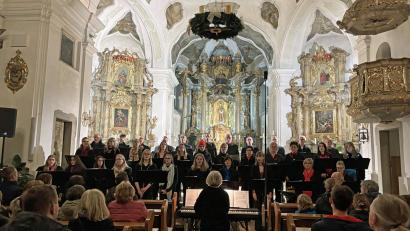 Bild: Winkler
Die Sängerinnen und Sänger von All Generations sorgen mit einem Mix aus besinnlichen und beschwingten Liedern am ersten Adventssonntag in St. Felix für stimmungsvolle Momente.