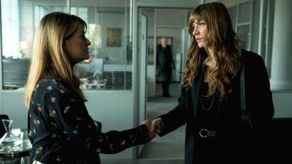 Bild: Pascal Mora/ARD Degeto/dpa
„Der Zürich-Krimi: Borchert und der Schlüssel zum Mord“: Hannah (Sophie Pfennigstorf, re.) und Dominique (Ina Paule Klink, li.) treffen eine Vereinbarung.