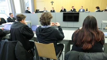 Bild: Daniel Löb/dpa
Der 46-Jährige ist unter anderem wegen fahrlässiger Tötung angeklagt.