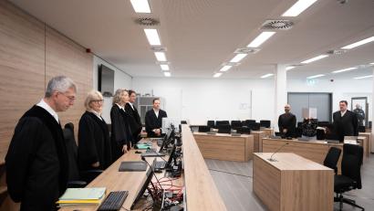 Bild: Sebastian Kahnert/dpa POOL/dpa
Emotionale Szenen im Prozess gegen mutmaßliche NSU-Unterstützerin.