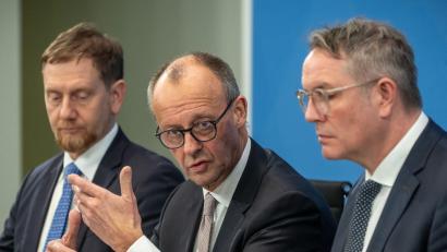 Bild: Michael Kappeler/dpa
Einig beim einen Thema, zerstritten beim zweiten: Merz und die Ministerpräsidenten.