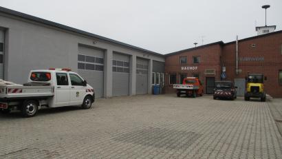 Bild: bnr
Der Bauhof entspricht nicht mehr den Anforderungen und muss deshalb erweitert werden. Geplant ist eine weitere Lagerhalle und die Errichtung von zwei Streugutsilos auf dem Bauhofgelände.