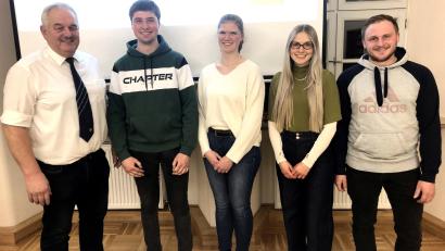 Bild: wro
Auftakt der Bürgerversammlung in Leonberg war die Ehrung vier frischgebackener Meister durch Bürgermeister Johann Burger (links). Geehrt wurden Landwirtschaftsmeister Lukas Härtl (Zweiter von links), Bäcker- und Konditormeisterin Michaela Härtl (Dritte von links), Bankfach- und Bankbetriebswirtin Sarah Haberkorn (Vierte von links) und Landwirtschaftsmeister Lukas Haberkorn (rechts).