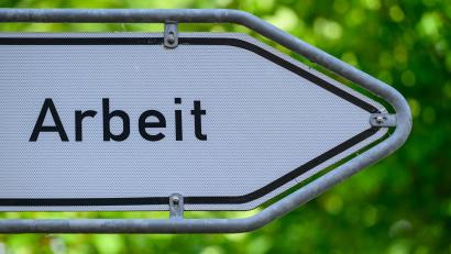 Bild: Patrick Pleul/dpa
Auf 100 von Betrieben ausgeschriebene offene Stellen kamen bundesweit zuletzt 288 arbeitslos gemeldete Personen. (Archivbild)