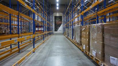 Bild: jut
An den Wänden hängen noch Ghost-Plakate: Aktuell gibt es im Hochregal des ehemaligen Ghost-Gebäudes in Waldsassen noch jede Menge Platz. Das soll sich laut dem neuen Eigentümer Allnet aber bald ändern.