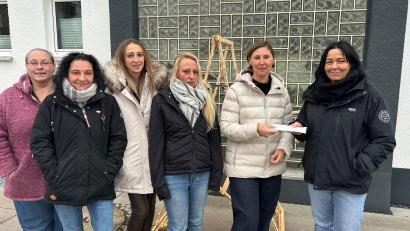Bild: ck
Die Hilfsaktion "Lichtblicke" von Oberpfalz-Medien hat neue Unterstützerinnen gefunden (von rechts): Melanie Bauer, geschäftsführende Verlegerin Viola Vogelsang-Reichl, Manuela Stiebitz, Birgit Sevens, Silvia Enslein und Evi Schopper. Die Organisatorinnen eines adventlichen Straßenfests in Vohenstrauß spenden 1500 Euro.