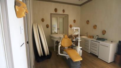 Bild: Uncredited/House Oversight Committee/AP/dpa
Ein Zahnarztstuhl in der Epstein-Villa.