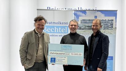 Bild: Privatmolkerei Bechtel
Geschäftsführer Rainer Guhl (links) überreicht den symbolischen Scheck an Andreas Wopperer, Vorsitzender des Fördervereins des Krankenhauses St. Barbara sowie an seinen Stellvertreter Andreas Betzlbacher.