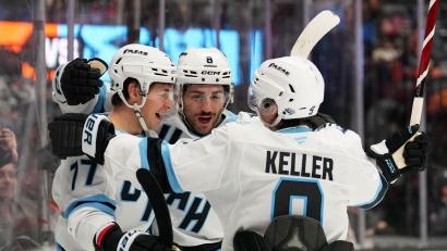 Bild: Mark J. Terrill/AP/dpa
JJ Peterka (links) bejubelt mit seinen Teamkollegen eines von sieben Toren gegen Anaheim.