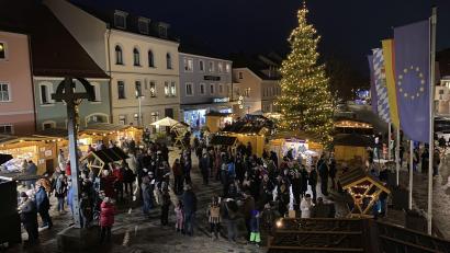 Bild: Josef Birner
Die weihnachtliche Atmosphäre der Budenstadt in Hirschau begeisterte die Besucher.