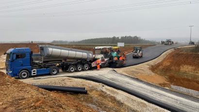 Bild: Stefan Noll
Die letzten Asphaltierungen des Jahres sind auf der Kümmersbrucker Westumgehung nahe des Grammer-Werks in Haselmühl abgeschlossen.