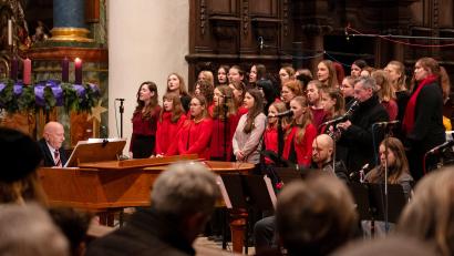 Bild: Hendrik Rosenboem
Das Weihnachtslied "Still, still, still" aus dem Salzburger Land wurde vom Großen Chor der Decker-Schulen klangschön dargeboten.