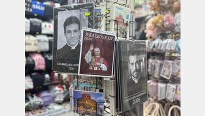 Bild: Christoph Sator/dpa
Rund um den Petersdom werden Kalender von Papst Leo XIV. sowie echten und falschen Priestern verkauft.