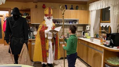 Archivbild: Feuerwehr Teunz
Der Nikolaus besucht am 5. Dezember zusammen mit dem Krampus auch die Familien rund um Teunz. Während er aus seinem goldenen Buch vorliest, dürfen die Kinder den Bischofsstab halten.