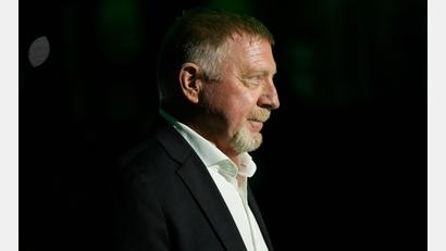 Bild: Luca Bruno/AP/dpa
Boris Becker sprach bei „2025! Menschen, Bilder, Emotionen“ über seine neuen Pflichten als Vater. (Archivbild)