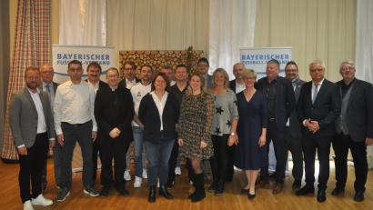 Bild: Andreas Allacher/BFV
Die Geehrten aus den Vereinen des Kreises Amberg/Weiden mit Funktionären des Oberpfälzer Fußballverbandes und Ehrengästen.