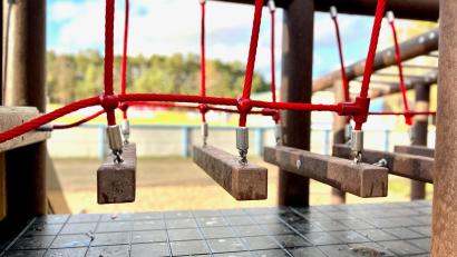 Bild: Gabi Schönberger
Wer schafft diesen Balanceakt auf dem neuen Etzenrichter Spielplatz? Finanziert hat die Gemeinde die Spielgeräte durch Ausgleichszahlungen für die Stromtrasse Ostbayernring.