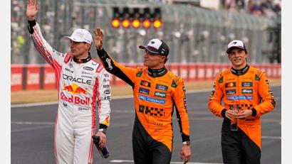 Bild: Hiro Komae/AP/dpa
Verstappen, Norris oder Piastri (v.l.): Wer von den drei Fahrern wird sich in Abu Dhabi krönen? (Archivbild)