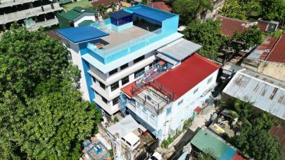 Bild: Siegfried Kreuzer
Die beiden Hayag-Häuser. Im Vordergrund das 2014 erworbene Haus. Das blaue, große neue Haus wurde 2020 bis 2024 erbaut.