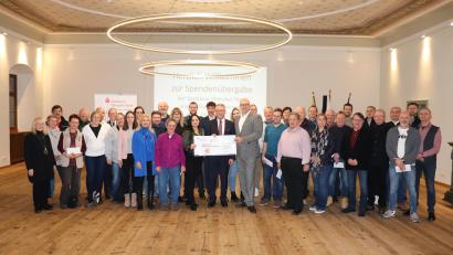 Bild: Stadt Tirschenreuth, Nico Wiesend
Am Mittwoch überreichten (v.l.) Sabrina Rosner, Manuel Waller, Franz Stahl und Jens Michael Heine den symbolischen Spendenscheck an mehr als 40 Tirschenreuther Vereine.