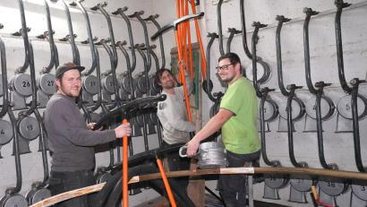 Bild: fvo
Fleißig arbeiten die drei Oberbernriether Wolfgang Wüst, Andy Gmeiner und Tobias Lang (von links) in der „Lift-Werkstatt“ und erwecken den Lift „aus dem Sommerschlaf“.
