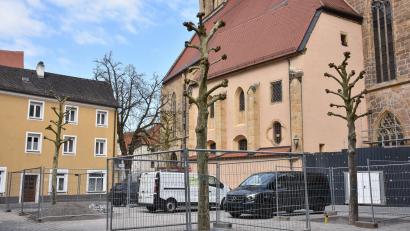 Bild: Stephan Huber
Die erste Maßnahme aus der Innenstadt-Million ist sichtbar: Der Salzstadelplatz in Amberg ist um vier hübsche Platanen reicher. Die Kastanie (im Hintergrund) sollte im Jahr 2008 übrigens gefällt werden. Bürger protestierten, jetzt steht sie heute noch und hat sogar grüne Gesellschaft bekommen.