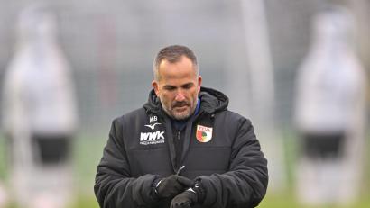 Bild: Peter Kneffel/dpa
Es wird Zeit für den FC Augsburg um Interimstrainer Manuel Baum, in die Spur zu kommen.
