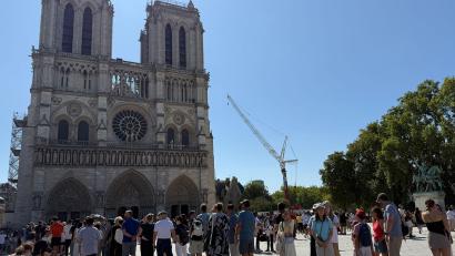 Bild: Rachel Sommer/dpa
Seit ihrer Wiedereröffnung strömen mehr Menschen denn je in die Pariser Kathedrale. (Archivbild)