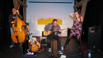 Bild: ubb
Bluesmusiker Wolfgang Bernreuther (Mitte) kommt diesmal am 13. Dezember in die Heimat zum Blueskonzert mit der Band United Blues Expierence..Freunde des feinen Blues dürfen sich freuen auf diesen klangvollen Abend. im Advent.