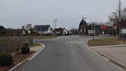 Bild: Bernhard Piegsa
Zu den Großprojekten der nächsten Jahre zählt die Neugestaltung der Bahnhofstraßenkreuzung. Bahn, Gemeinde und Landkreis wollen dieses Vorhaben ab 2027 verwirklichen, sofern bis dahin das Planfeststellungsverfahren für den Bahnübergang abgeschlossen ist..