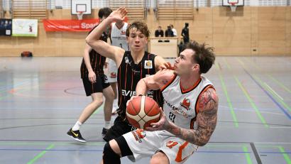 Bild: Tobias Schwarzmeier
Die Neustädter Offensive um Lukas Pryszcz (am Ball) ist gegen die variable Verteidigung Baunachs stark gefordert.