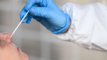 Bild: Kira Hofmann/dpa-Zentralbild/dpa
Für fingierte Corona-Tests soll ein Mann in Schwaben mehr als 200.000 Euro bekommen haben. (Symbolbild)