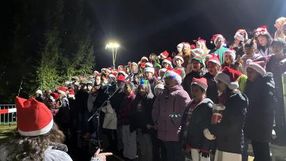 Bild: mor
Mit Nikolausmützen sangen die Kinder der amerikanischen Netzaberg Middle School und des Gymnasiums Eschenbach Weihnachtslieder.