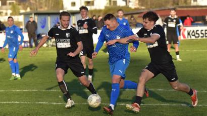 Archivbild: Hans Mark
Thomas Stowasser (Zweiter von rechts) hat in 21 Landesliga-Spielen bisher fast ebenso oft getroffen.