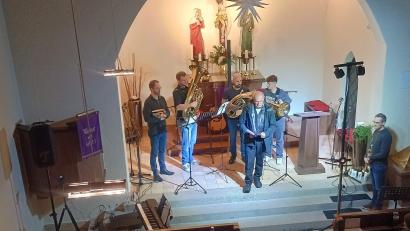 Bild: Nicole Kunze
Pfarrer Heinrich Arwick dankte eingangs allen Mitwirkenden und allen Helfern im Hintergrund, die zum Gelingen des Konzerts beitragen. Das Bläserquintett des Musikzugs der Stadt Hirschau sorgte für einen gelungenen Einstieg in das 90-minütige Programm.