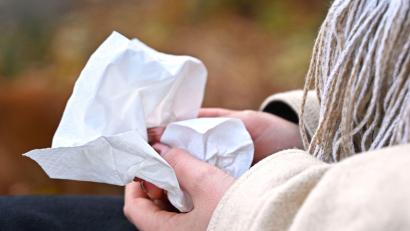 Bild: Elisa Schu/dpa
Jetzt brauchen viele Menschen wieder Taschentücher für die laufende Nase. (Symbolbild)