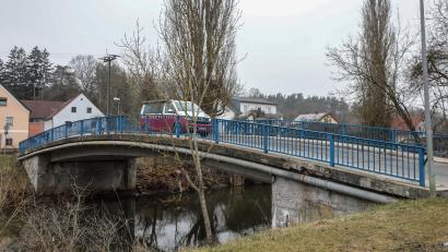 Bild: Wolfgang Steinbacher
Die Brücke in Lengenfeld hat Schäden, die so nicht bleiben können. Der Gemeinderat hat dazu jetzt eine erste Grundsatzentscheidung getroffen.