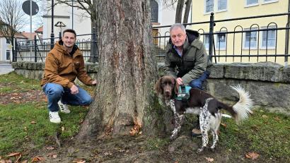 Bild: lnz
Tobias Wenisch (links), Edgar Wenisch und Gehölzpathogen-Spürhund Jim an einer stattlichen Rosskastanie im Ortskern von Konnersreuth: Dieser Baum ist im Laufe der Jahre mehrmals vom Büro Wenisch auf seine Verkehrssicherheit geprüft worden.