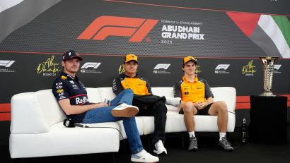 Bild: David Davies/PA Wire/dpa
Die drei WM-Rivalen und der Pokal der Begierde.