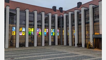 Bild: Paul Zrenner
Der Gläserne Adventskalender hinter der Glasfassade des klösterlichen Gästehauses St. Joseph: In den Tagen bis Heiligabend werden in der Abenddämmerung nach und nach immer mehr Lichttafeln beleuchtet.