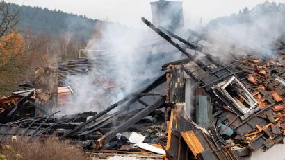 Bild: -/News5/dpa
Die Feuerwehr war nach der Explosion in einem Wohnhaus in Chamerau auch am Nachmittag mit Löscharbeiten beschäftigt.