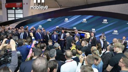 Bild: Peter Kneffel/dpa
Die Automesse IAA war mit einer halben Million Besuchern eines der Großereignisse des Sommers in München. (Archiv)