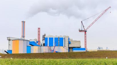 Bild: Hösamer
"Wotan" heißen die beiden Kräne, die am Müllkraftwerk für das Projekt "Triphönix" nötig sind. Kran 1 (rechts) ist seit vergangener Woche fertig, Kran 2 hier gerade noch im Aufbau.