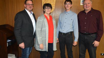 Bild: jr
Zwei herausragende Persönlichkeiten ehrte der Gemeinderat Pechbrunn zum Jahresabschluss. Geehrt wurden sportliches und handwerkliches Engagement. Im Bild (von links) Bürgermeister Stephan Schübel, Uta Habedank, Michael Schmidt und 2. Bürgermeister Josef Hollmann.