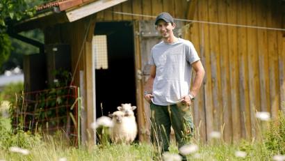 Bild: RTL /Stefan Gregorowius
Michael Köstler aus Schönkirch ist einer der Teilnehmer an der aktuellen "Bauer sucht Frau"-Staffel. Wie es für ihn beim Scheunenfest und bei der Hofwoche gelaufen ist, ist ab Montag, 3. November, auf RTL zu sehen.