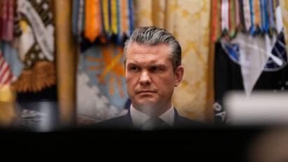 Bild: Julia Demaree Nikhinson/AP/dpa
Steht wegen verschiedener Angelegenheiten in der Kritik - Pentagon-Chef Hegseth. (Archivbild)